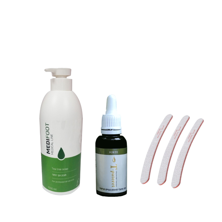 בקבוק של 500 מ"ל סבון עץ התה לצידו מונח בקבוק קטן יותר של טיפטרת 30 מ"ל ולצד הבקבוק הקטן מונחים 3 פצירות