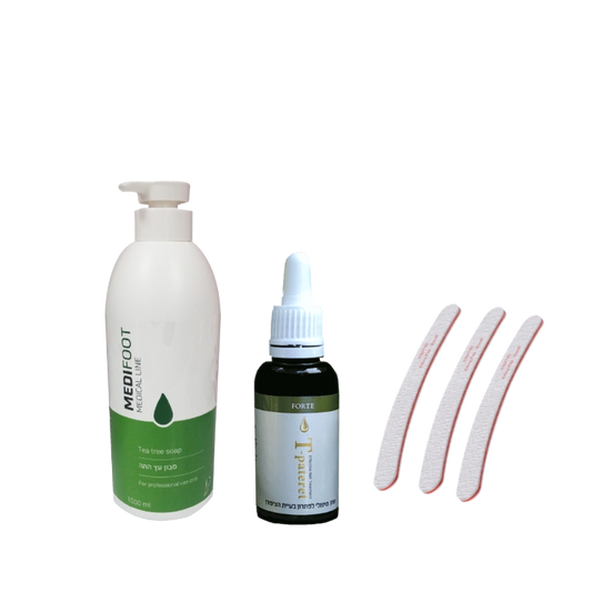 בקבוק של 500 מ"ל סבון עץ התה לצידו מונח בקבוק קטן יותר של טיפטרת 30 מ"ל ולצד הבקבוק הקטן מונחים 3 פצירות