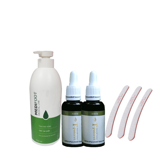 בקבוק לחיצה של 500 מ"ל ובתוכו סבון עץ התה לצידו ישנם 2 בקבוקים קטנים יותר של טיפטרת ולצידם יש 3 פצירות