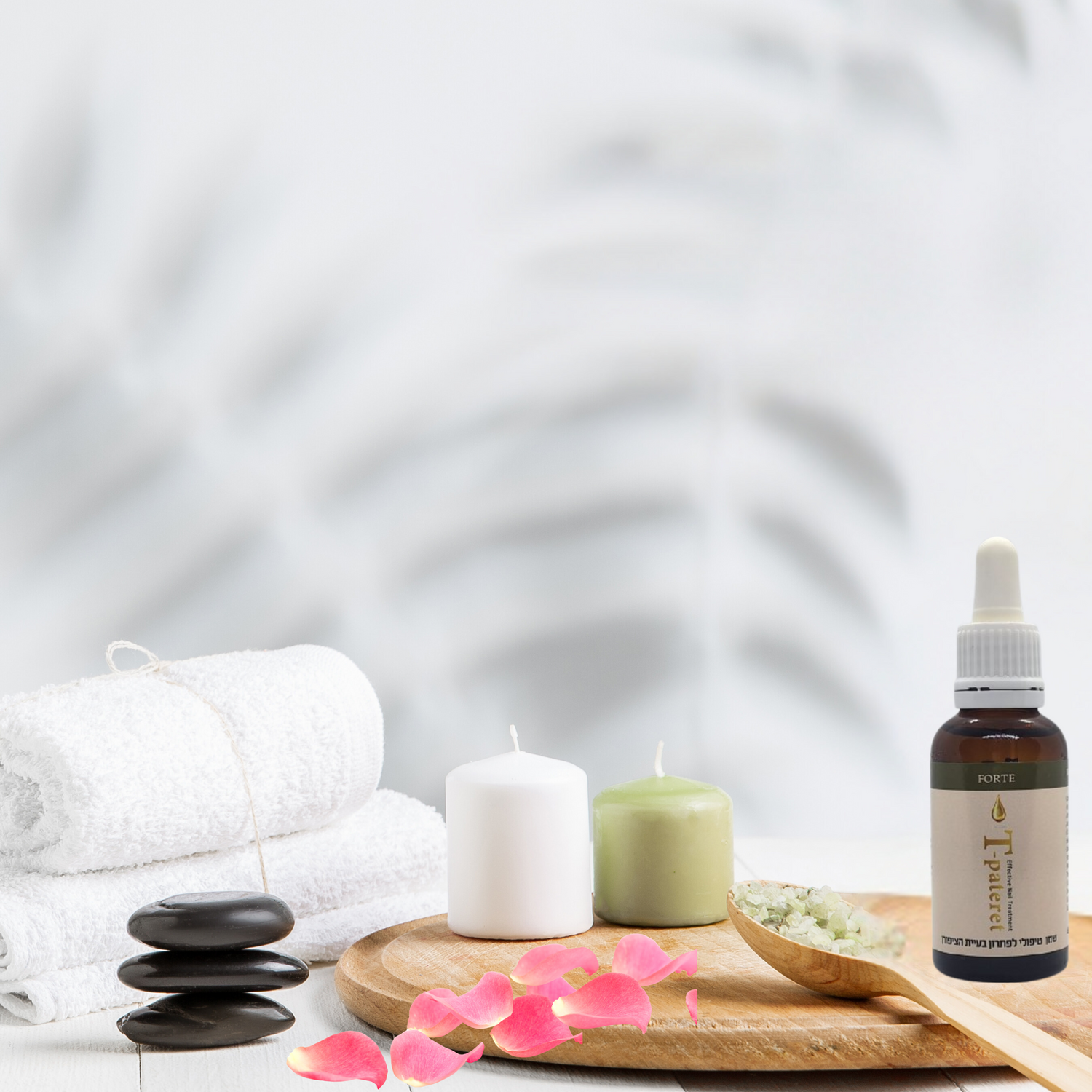 בקבוק הטיפטרת מונח לצד נרות מגבות עלי ורדים ומלח ים .